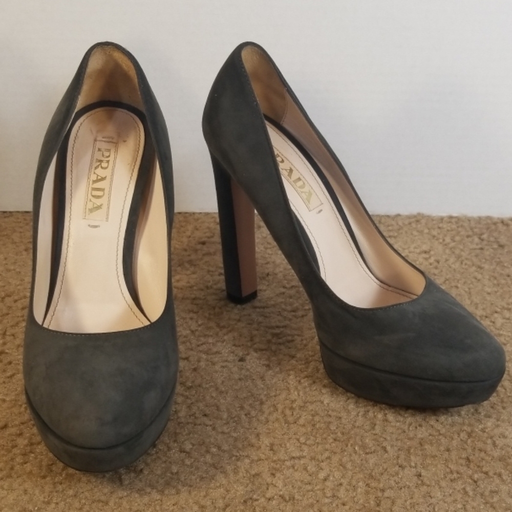 ♥️Beautiful Prada suede heels